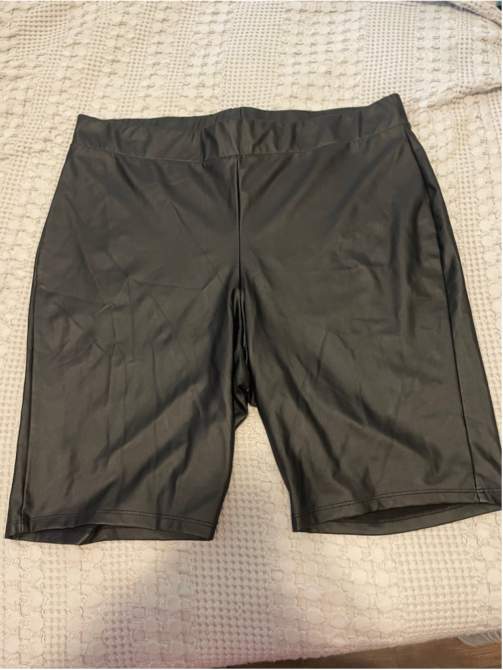 Women's TORRID Black Faux Leather Bike Shorts Plus Size 2 - Picture 1 of 4